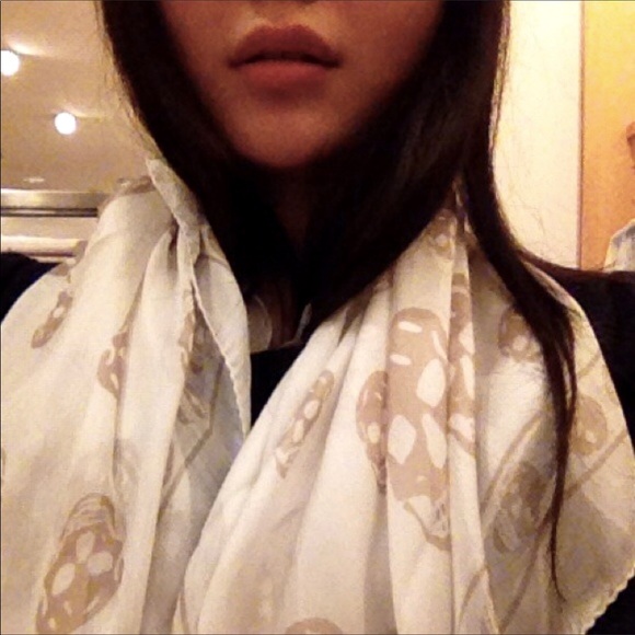 💯 authentic McQueen skull-print chiffon scarf - Picture 2 of 2